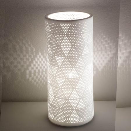 Kleine Micol ausdrucksstarke handgearbeitete Keramik-Tischleuchte mit Effekt-Lichtverteilung in Weiss von Fabas Luce