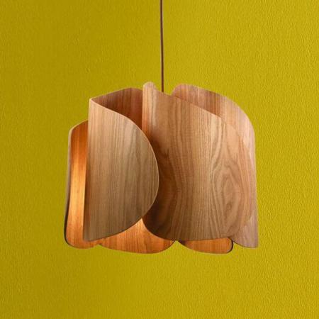 Pevero Pendelleuchte aus massivem Eschenholz in extravagant gebogener Form Ø42 von Fabas Luce