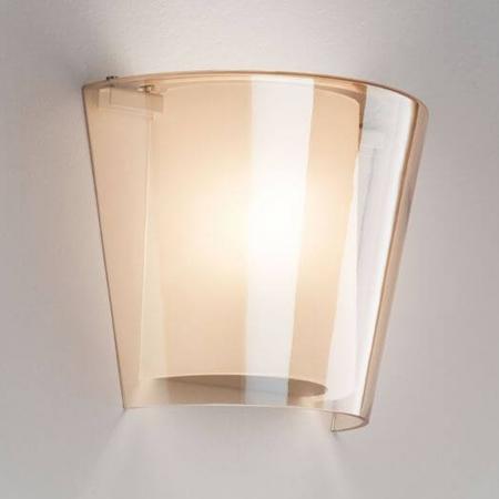 Viki  Wandleuchte aus geblasenem Glas und Acryl-Innenschirm in Amber von Fabas Luce