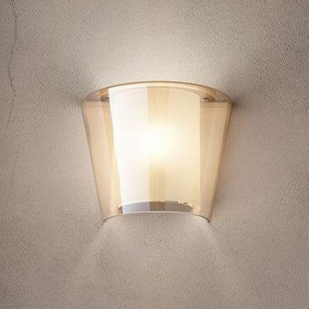 Viki  Wandleuchte aus geblasenem Glas und Acryl-Innenschirm in Amber von Fabas Luce