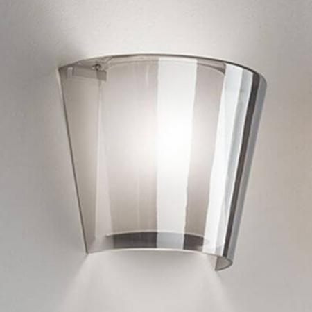 Viki  Wandleuchte aus geblasenem Glas und Acryl-Innenschirm in Rauchgrau von Fabas Luce