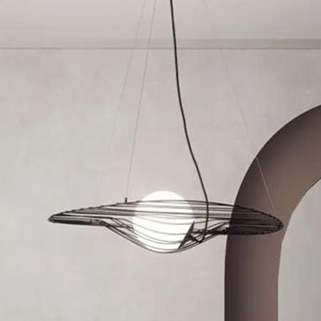 Homa dimmbare Draht-Pendelleuchte in markanter Wellenform in Schwarz von Fabas Luce