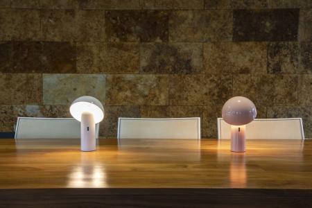 New Garden ENOKI Designer Tischlampe weiss dimmbar Akku schwenkbarer Schirm