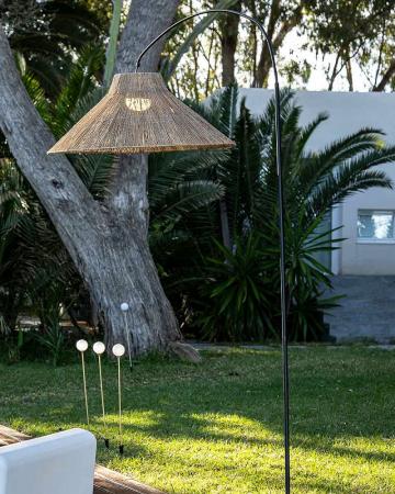 New Garden Kabellose Bogen Stehlampe NIZA - handgeflochtene Naturfaser - Akku für Innen & Außen mit Fernbedienung