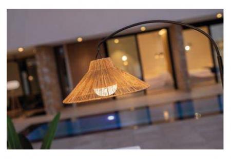 New Garden Kabellose Bogen Stehlampe NIZA - handgeflochtene Naturfaser - Akku für Innen & Außen mit Fernbedienung 165cm