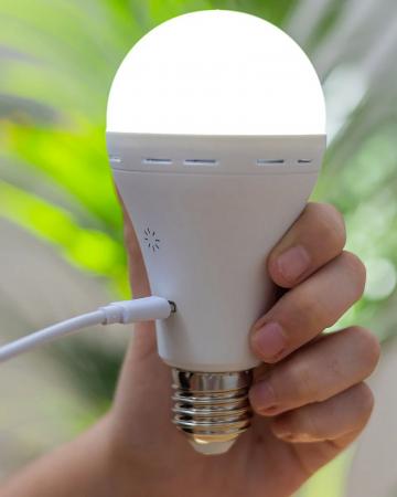 New Garden Tragbare wiederaufladbare E27 Glühbirne LAPERA mit Akku, USB-Ladung und Fernbedienung IP20 für Innen, warm- bis kaltweiß einstellbar