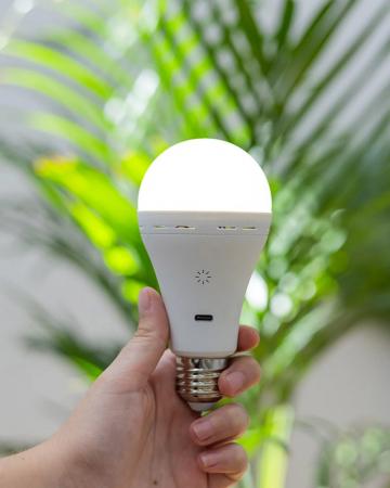 New Garden Tragbare wiederaufladbare E27 Glühbirne LAPERA mit Akku, USB-Ladung und Fernbedienung IP20 für Innen, warm- bis kaltweiß einstellbar