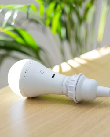 New Garden Tragbare wiederaufladbare E27 Glühbirne LAPERA mit Akku, USB-Ladung und Fernbedienung IP20 für Innen, warm- bis kaltweiß einstellbar
