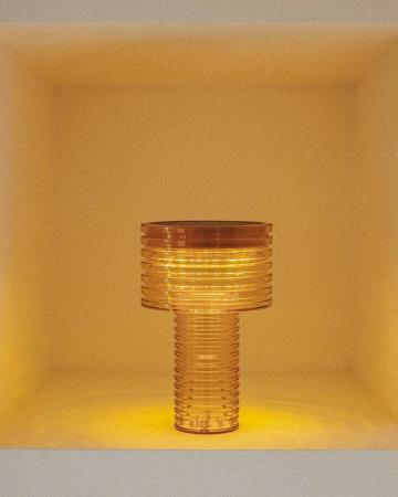 New Garden TISCHLAMPE AMBAR SOLAR in transparenter Bernsteinfarbe mit Akku dimmbar In&Out IP44 Höhe: 25 cm