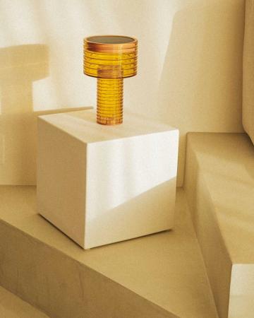 New Garden TISCHLAMPE AMBAR SOLAR in transparenter Bernsteinfarbe mit Akku dimmbar In&Out IP44 Höhe: 25 cm