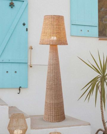 New Garden Akku-Stehlampe Lola 165 Natur, braun, Rattan, IP54 In & Out,165 cm hoch mit warmweißem Licht, USB C Kabel