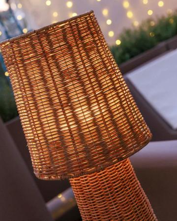 New Garden Dekorative Rattan Stehleuchte Lola 110 Nature 110cm hoch aus Naturfasern Rattan, warmweißes Licht mit Akku, IP54 In & Out