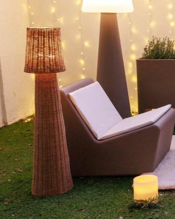 New Garden Dekorative Rattan Stehleuchte Lola 110 Nature 110cm hoch aus Naturfasern Rattan, warmweißes Licht mit Akku, IP54 In & Out
