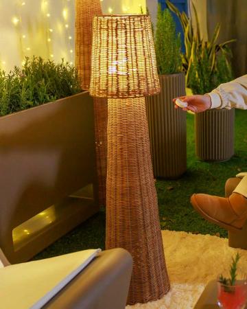 New Garden Dekorative Rattan Stehleuchte Lola 110 Nature 110cm hoch aus Naturfasern Rattan, warmweißes Licht mit Akku, IP54 In & Out