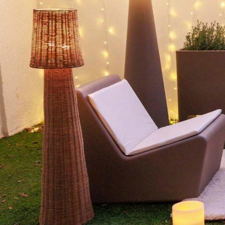 New Garden Dekorative Rattan Stehleuchte Lola 110 Nature 110cm hoch aus Naturfasern Rattan, warmweißes Licht mit Akku, IP54 In & Out