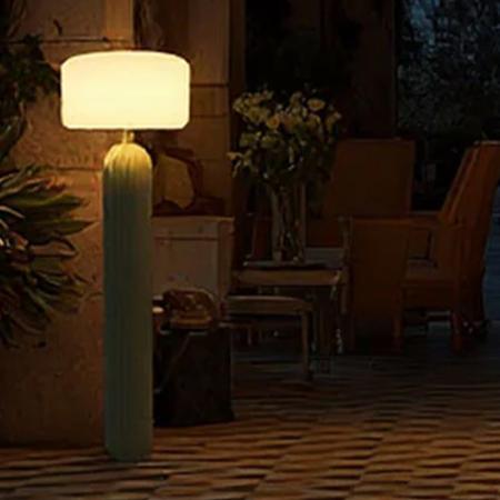 New Garden Solar Stehlampe PHOEBE 145 Oliven Grün mit Akku, Fernbedienung, Dämmerungssensor, warmweißes Licht IP65 143cm hoch