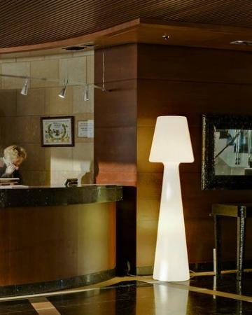 New Garden Lola 110 Stehlampe mit Kabel für 230V,  2700 K warmweißes Licht, 110 cm hoch, IP65