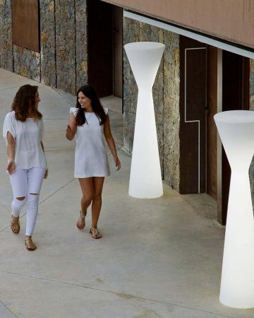 New Garden KONIKA 170 Aussen Stehleuchte Akku Aufladbar über USB, Fernbedienung Innen & Außen IP65 170cm hoch, RGBW Farben und kaltweißes licht