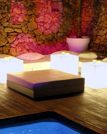 New Garden CUBY 45 Leuchtwürfel & Beistelltisch & Sitz Solar Akku RGBW Fernbedienung - 43x43cm - warmes. kaltes oder farbeiges Licht einstellbar