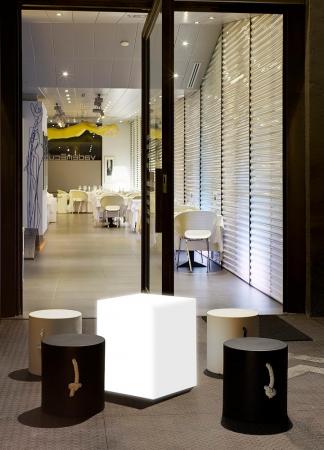 New Garden CUBY 53 Leuchtwürfel Sitz Solar Akku RGBW Fernbedienung 43 x 43 x 53 cm