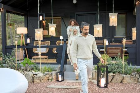 New Garden Chloe 140 Stehleuchte Solar + Akku 3 Hozfüße RGB in&out dimmbar 140cm - farbige Beleuchtung sowie helles Tageslicht mit 6.000 K