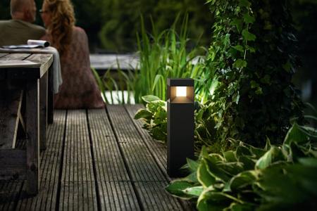 Philips 40cm hohe LED Wegelleuchte Parterre Schwarz mit leistungsstarken 800 Lumen & warmweißem Licht