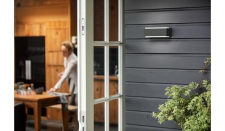 Philips myGarden LED Aussenwandleuchte Stratosphere an in modernem Anthrazit neutralweißes Licht 4000 Kelvin