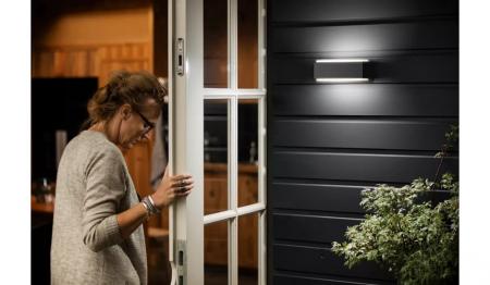 Philips myGarden LED Aussenwandleuchte Stratosphere an in modernem Anthrazit neutralweißes Licht 4000 Kelvin