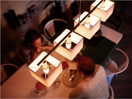 Philips Hue White E14 LED Kerze White Ambiance dimmbar 5,2W wie 40W Tunable White mit Bluetooth- und/oder ZigBee-steuerbar