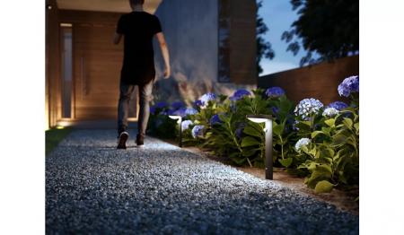 Philips Solar Wegeleuchte Tyla in Anthrazit mit Bewegungsmelder und Dämmerungssensor neutralweißes Licht