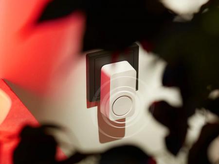 Philips Hue Secure Smart-Türklingel, Ton-Echtzeit-Benachrichtigungen, passt an jede Steckdose, läuft mit Hue Kameras, Türklingel und Bewegungsmeldern, gibt Tonalarme aus