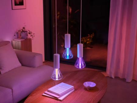 Philips Hue  Triangle – Smarte Lampe E27  - schimmert in einem brillanten Farblicht