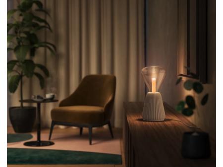 Philips Hue  Triangle – Smarte Lampe E27  - schimmert in einem brillanten Farblicht