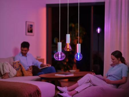 Philips Hue  Triangle – Smarte Lampe E27  - schimmert in einem brillanten Farblicht