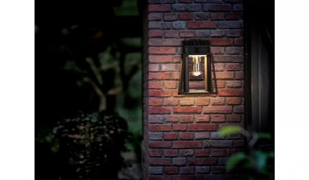 Philips Solar Wandleuchte Lysin in Schwarz mit Bewegungssensor UltraEfficient in klassischer Laternenform - 2700K warmweißes Licht, austauschbare Solarlampe