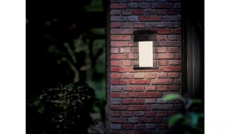 Philips Solar Wandleuchte Juda in Schwarz mit Bewegungsmelder neutralweißes Licht IP44