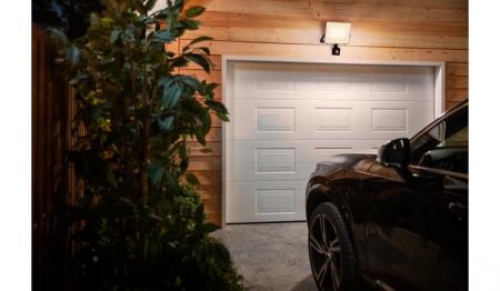 Philips Lois ultraeffizienter Flutlichtstrahler mit Dämmerungssensor für den Außenbereich - 14 Watt, 3000K warmweißes Licht, Anthrazit