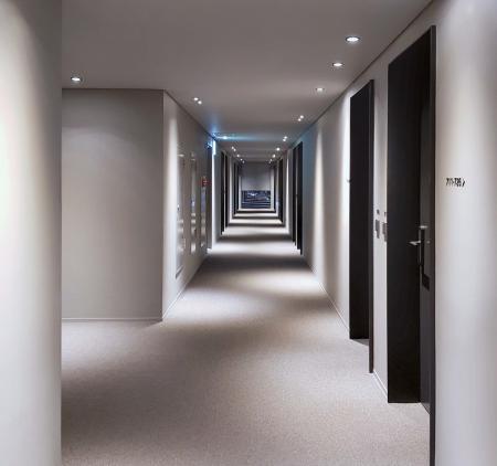 HELESTRA RUN LED Einbauleuchte 8 W 3000 K Warmweiß 295 lm 18° schwarz-schwarz, schwenkbar, IP30, Einbaudurchmesser 95 mm.