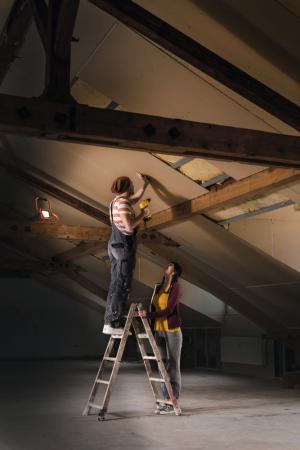 OSRAM Akku LED Baustrahler 30W neutralweißes Licht - für Renovierung, Keller und Garagen