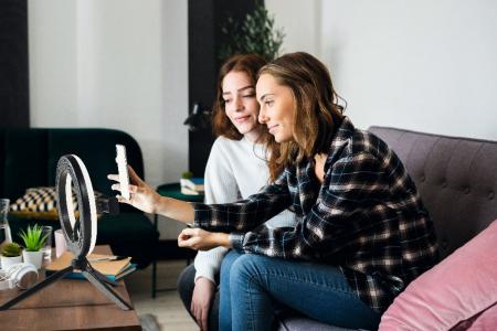 OSRAM Mobiles LED-Ringlicht für einen vielseitigen Einsatz des Handys - für den Schreibtisch in Schwarz, für Online-Meetings & Selfis