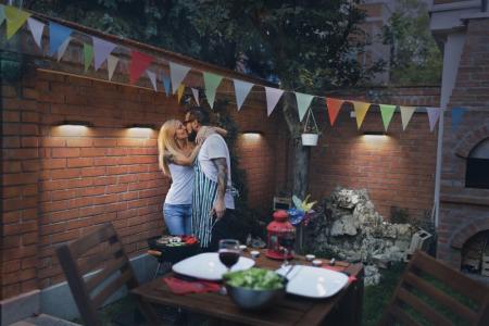 Osram ENDURA STYLE BRICKLUME Solar Wandleuchte - dunkelgrau, indirekte Beleuchtung, Bewegungsmelder, Tageslichtsensor, IP65, warmweiße Lichtfarbe