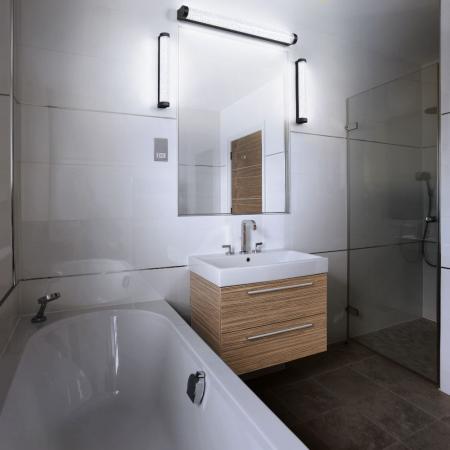 OSRAM Obris Tube Frost Glass Wandlampe & Spiegelleuchte fürs Badezimmer Click CCT Dimmbar 60CM IP44 Schwarz & blaseneffekt - mit umschaltbarer Farbtemperatur