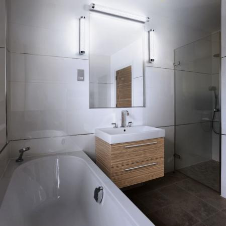 OSRAM Obris Tube Frost Glass Wandlampe & Spiegelleuchte fürs Badezimmer Click CCT Dimmbar 60CM IP44 Chrom & blaseneffekt - mit umschaltbarer Farbtemperatur