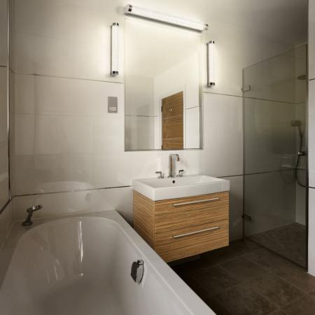 OSRAM Obris Tube Frost Glass Wandlampe & Spiegelleuchte fürs Badezimmer Click CCT Dimmbar 60CM IP44 Chrom & blaseneffekt - mit umschaltbarer Farbtemperatur