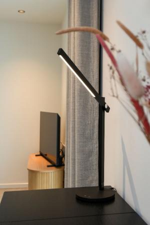 OSRAM LED Tischleuchte mit einstellbarer Lichtfarbe Tunable White Dimmbar