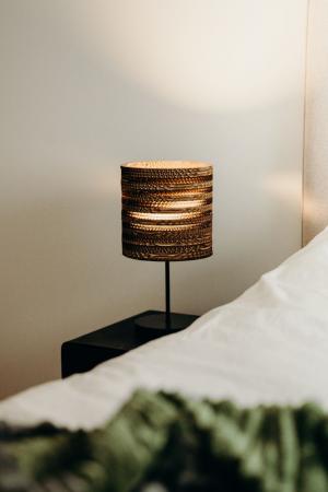 OSRAM Tischleuchte Cylinder, braun, Ø 20 cm, aus Wellpappe