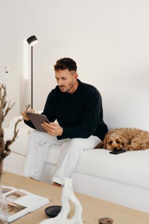 Osram Stehleuchte Decor Kyoto aus Aluminium in Schwarz mit warmweißem Licht und beweglichem Kopf - TOUCH dimmbar