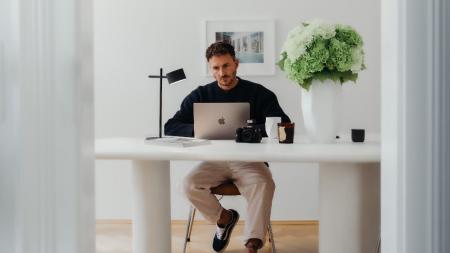 Osram Schreibtisch- und Tischleuchte Decor Kyoto aus Aluminium in Schwarz mit warmweißem Licht und beweglichem Kopf - dimmbar