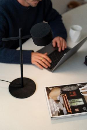 Osram Schreibtisch- und Tischleuchte Decor Kyoto aus Aluminium in Schwarz mit warmweißem Licht und beweglichem Kopf - dimmbar