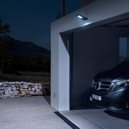 OSRAM Endura Flood LED Fluter 10W 3000K warmweißes Licht IP65 grau